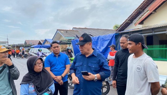 Langkah Sigap Hidayat Arsani, Antar Bahan Makanan untuk Korban Puting Beliung Hingga Bantu Atap Masjid
