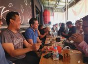 Basit Cinda Ngopi Bareng di Warkop Akew, Suasana Penuh Riang Gembira