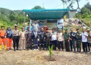 Tingkatkan Perekonomian Masyarakat dan Pelestarian Lingkungan, PT Timah Tanam Ratusan Pohon Produktif di Kabupaten Karimun