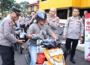 Syukuran HUT Bhayangkara, Polda Babel Bersama Korem dan Kejati Berbagi Helm dan Sembako ke Warga Pelintas Jalan