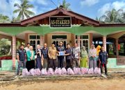 Dukung Ketahanan Pangan Warga, PT Timah Serahkan Paket Sembako untuk Masyarakat Teluk Dalam Desa Kundur