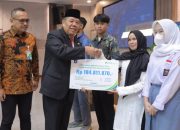 Gubernur Hidayat Arsani Serahkan Paritrana Award Tingkat Provinsi Tahun 2024
