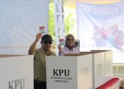 Salurkan Hak Pilihnya di TPS 006 Air Salemba, Gubernur Hidayat: Semoga Terpilih Pemimpin Terbaik
