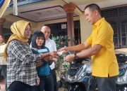 Reses, Eddy Iskandar Berbagi Tiga Unit Sepeda Motor untuk Warga