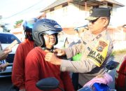 Ingatkan Keselamatan Berkendara, Polda Babel Bagikan Helm Gratis ke Pengendara