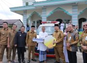 Gubernur Babel Hidayat Arsani Serahkan Ambulans untuk Warga Desa Kemingking