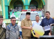 Gubernur Hidayat Arsani Serahkan Bantuan Ambulans untuk Masjid As-Salam Kace