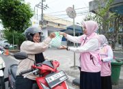 Semangat Ramadan, PLN UIW Babel Gelar Aksi Srikandi Berbagi Takjil Gratis