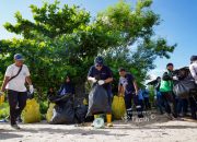 Jaga Kelestarian Pesisir, PT TIMAH Gelar Aksi Gotong Royong Bersihkan Pantai Tambak Udang 