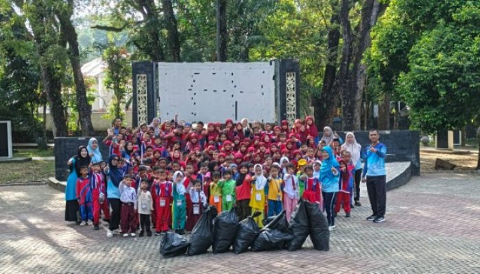 MPLS Bernuansa Lingkungan, Siswa SDN 18 Pangkalpinang Bersihkan Taman Wilhelmina