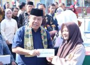 Dorong Pemerataan Dukungan Pendidikan di Babel, Gubernur Hidayat Arsani Salurkan Bantuan Sekolah