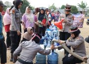 Kemarau di Babel, Polwan Turun Membawa Air